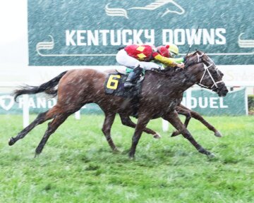 Chop Chop winning the 2022 Juvenile Fillies S. at Kentucky Downs (Photo by Coady Media)