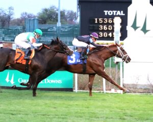 Hard as Life wins at Churchill Downs.