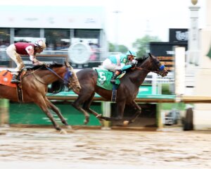 Goal Oriented wins at Churchill Downs. 