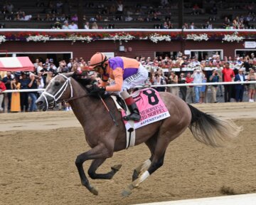 Ted Noffey romps in the Hopeful