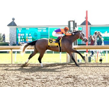 Ted Noffey wins the Breeders' Futurity at Keeneland.