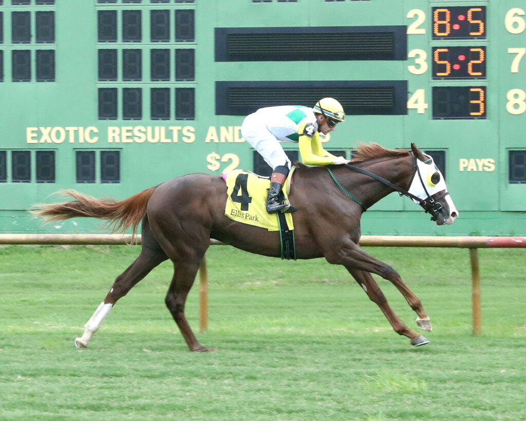 Baytown Dreamer wins at Ellis Park.