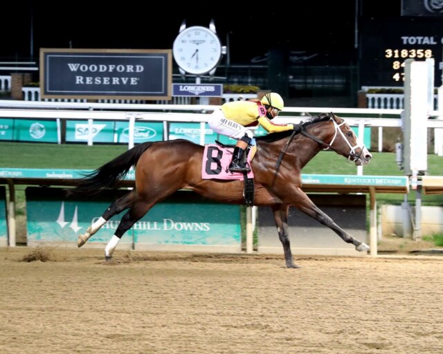 Cannoneer wins at Churchill Downs.