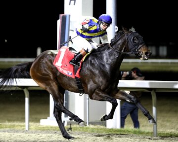 Resplendence posted a front-running upset in the Cincinnati Trophy