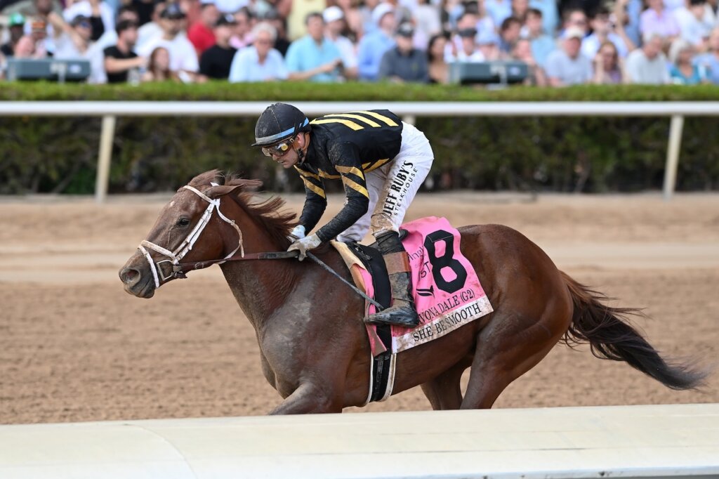 She Be Smooth wins the Davona Dale at Gulfstream Park.