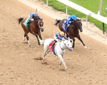 White Abarrio was too strong for Sovereignty and Journalism in the Oaklawn H. (G2)