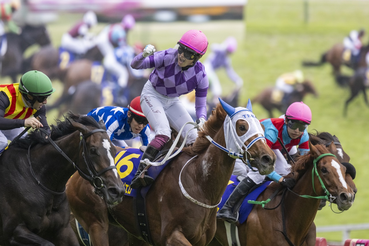 Juryoku Pierrot gets up to give Seina Imamura an historic win in the Japanese Oaks