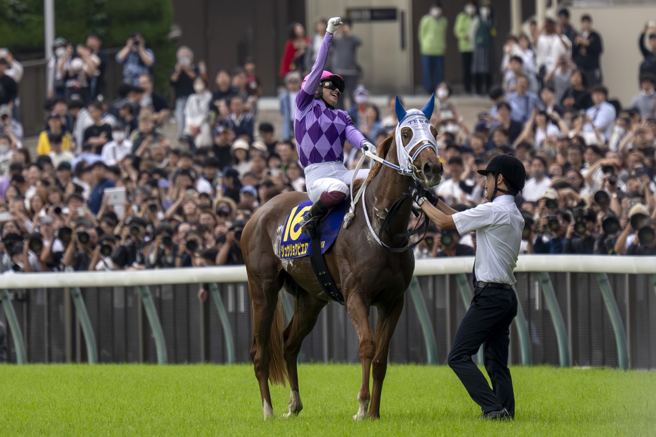 Seina Imamura celebrates her Japanese Oaks victory aboard Juryoku Pierrot (Photo by Tomoya Moriuchi/Horsephotos.com)