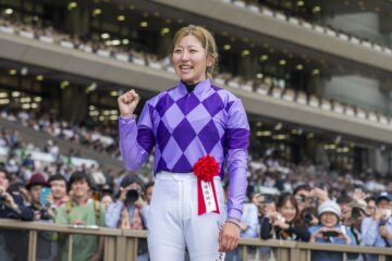 Seina Imamura celebrates her Japanese Oaks victory aboard Juryoku Pierrot (Photo by Tomoya Moriuchi/Horsephotos.com)
